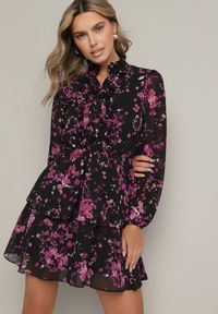 Born2be - Czarno-Fioletowa Rozkloszowana Sukienka Kwiatowa z Falbankami i Gumką w Pasie Zinilda. Okazja: na co dzień. Typ kołnierza: kołnierz z falbankami. Kolor: czarny. Wzór: kwiaty. Typ sukienki: rozkloszowane, proste. Styl: casual, elegancki #1
