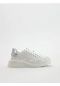 Reserved - Sneakersy na grubej podeszwie - biały. Kolor: biały. Materiał: skóra