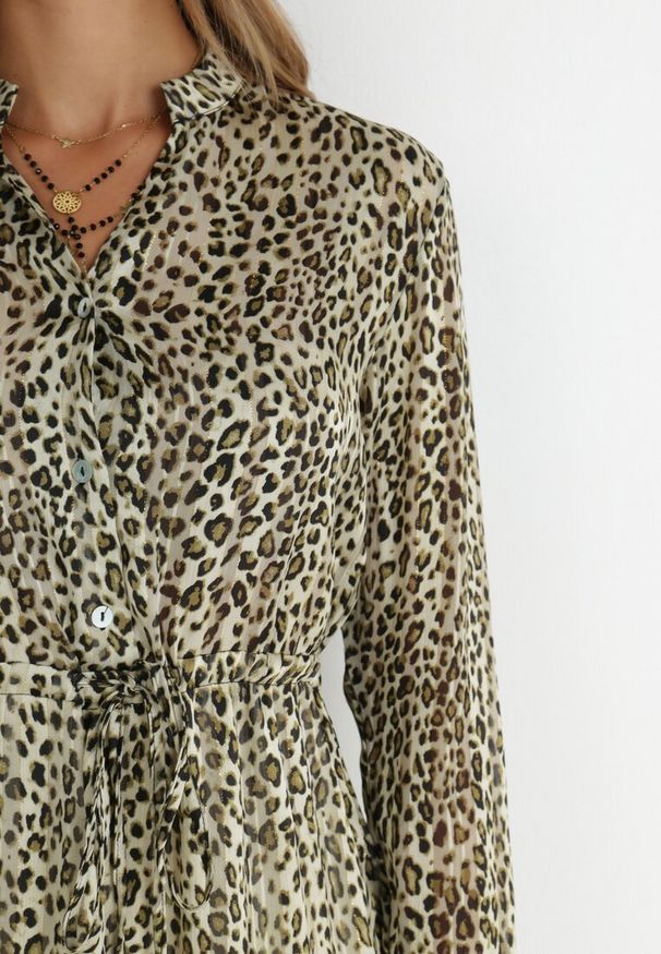 Born2be - Zielona Sukienka Chrysastis. Typ kołnierza: kołnierz z falbankami. Kolor: zielony. Wzór: motyw zwierzęcy, aplikacja, nadruk. Długość: mini