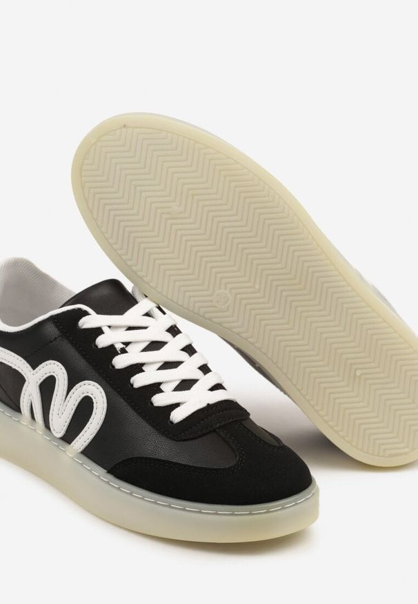 Renee - Czarne Sneakersy Kultowe Tenisówki Zdobione Abstrakcyjną Aplikacją Fendiva. Okazja: na co dzień. Zapięcie: sznurówki. Kolor: czarny. Materiał: jeans. Wzór: aplikacja