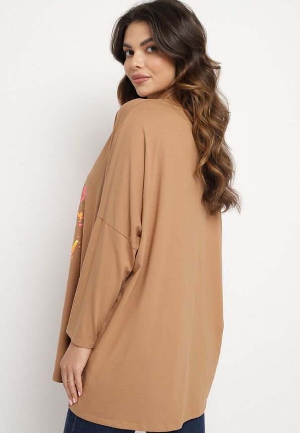 Born2be - Brązowa Bluzka Oversize z Bawełny z Kolorowym Nadrukiem i Brokatem Tailine. Okazja: na co dzień. Kolor: brązowy. Materiał: bawełna. Wzór: kolorowy, nadruk. Styl: glamour, casual