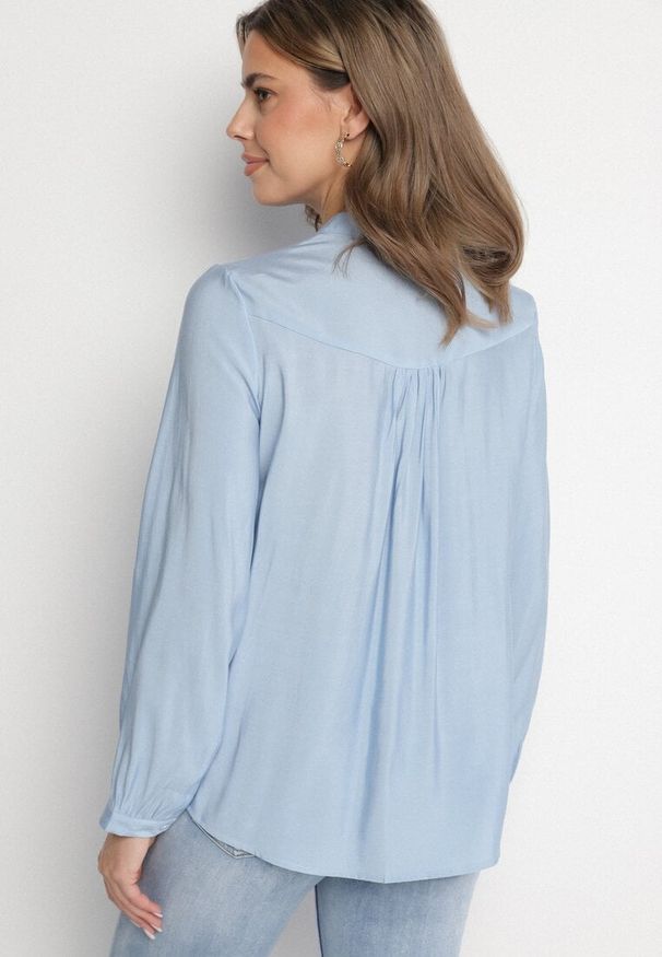 Born2be - Jasnoniebieska Koszula z Ozdobnym Haftem Nanania. Okazja: na co dzień, na spacer. Kolor: niebieski. Materiał: jeans. Wzór: haft. Styl: elegancki, casual