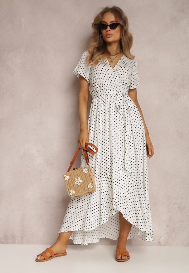 Renee - Biała Sukienka Boliphise. Kolor: biały. Materiał: tkanina. Długość rękawa: krótki rękaw. Wzór: kropki. Typ sukienki: kopertowe. Styl: klasyczny