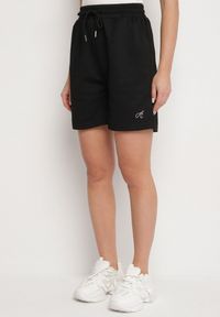 Born2be - Czarne Szorty Bermudy w Sportowym Stylu z Kieszeniami Tezira. Okazja: na spacer. Kolor: czarny. Sezon: lato. Styl: sportowy