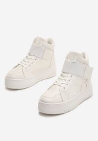 Born2be - Białe Sneakersy Lubna. Wysokość cholewki: za kostkę. Nosek buta: okrągły. Zapięcie: pasek. Kolor: biały. Materiał: dresówka. Szerokość cholewki: normalna. Wzór: aplikacja. Obcas: na platformie #4