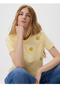 Reserved - T-shirt z szydełkowaną aplikacją - jasnożółty. Kolor: żółty. Materiał: bawełna. Wzór: aplikacja