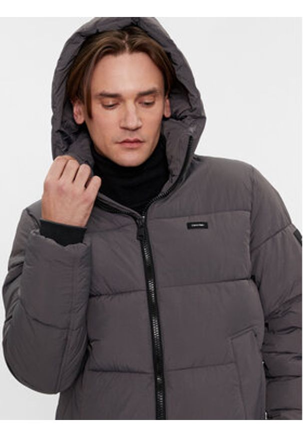 Calvin Klein Kurtka zimowa Crinkle K10K110336 Brązowy Regular Fit. Kolor: brązowy. Materiał: syntetyk. Sezon: zima