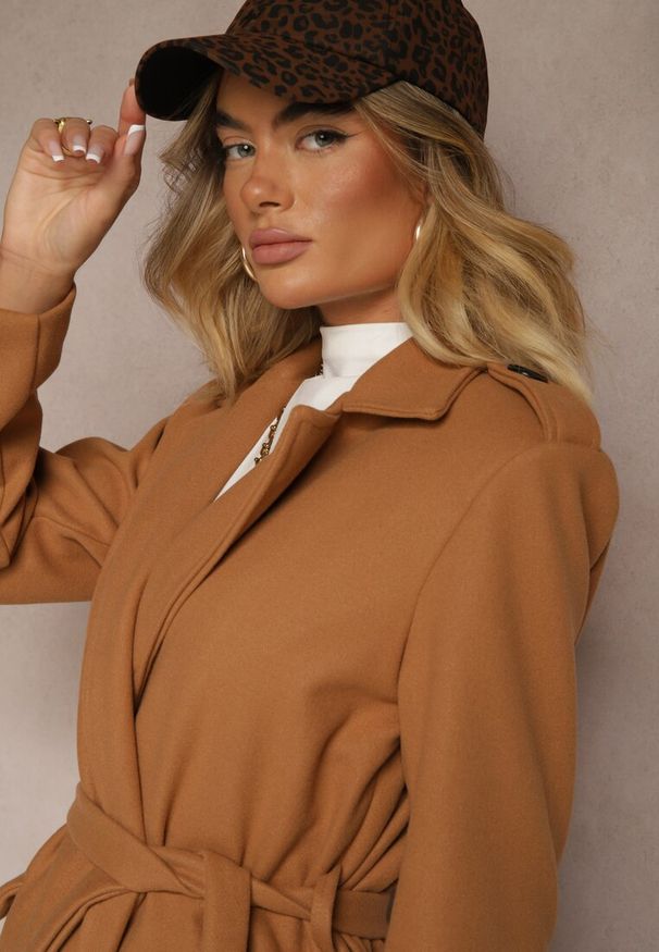 Renee - Ciemnobeżowy Taliowany Płaszcz z Wiązanym Paskiem Seraphique. Kolor: brązowy. Materiał: materiał