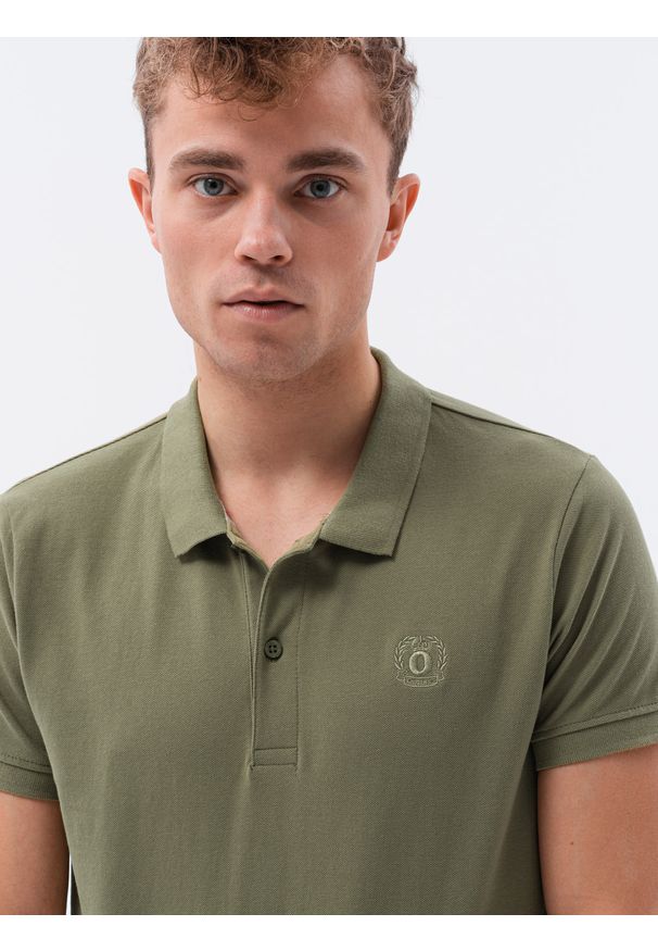 Ombre Clothing - Koszulka męska polo klasyczna bawełniana S1374 - oliwkowa - XXL. Typ kołnierza: polo. Kolor: oliwkowy. Materiał: bawełna. Wzór: haft. Styl: klasyczny