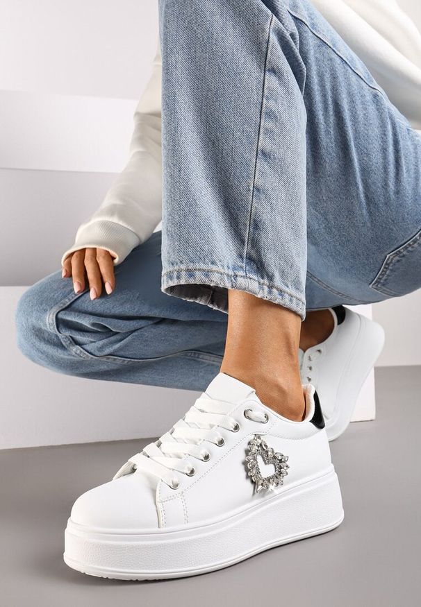 Born2be - Biało-Czarne Sznurowane Sneakersy na Grubej Podeszwie Ozdobione Cyrkoniami Elivira. Okazja: na spacer. Zapięcie: sznurówki. Kolor: biały. Materiał: jeans. Wzór: aplikacja. Sezon: wiosna. Sport: turystyka piesza