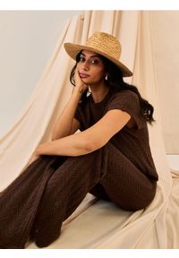 Sinsay - Swetrowa ażurowa bluzka z krótkim rękawem - brązowy. Kolor: brązowy. Długość rękawa: krótki rękaw. Długość: krótkie. Wzór: ażurowy #1