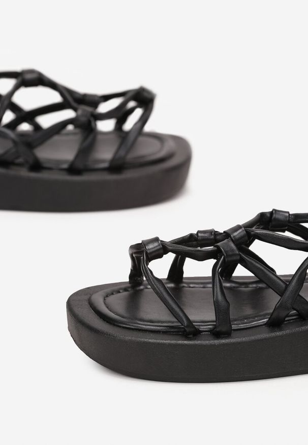 Renee - Czarne Sandały na Płaskiej Podeszwie Wiązane na Łydce Evika. Kolor: czarny. Obcas: na płaskiej podeszwie