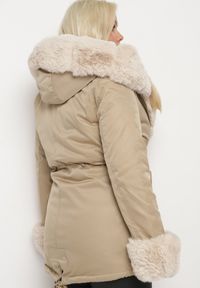 Born2be - Beżowa Kurtka Parka z Kapturem i Odpinanymi Futerkowymi Wstawkami Ściągana w Pasie Savanella. Okazja: na co dzień. Typ kołnierza: kaptur. Kolekcja: plus size. Kolor: beżowy. Materiał: jeans, dzianina. Styl: klasyczny, casual #6
