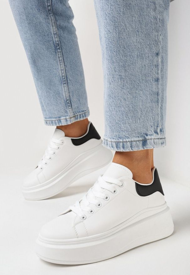 Born2be - Biało-Czarne Gładkie Sneakersy z Ekoskóry na Grubej Podeszwie ze Sznurowaniem Avara. Kolor: czarny. Wzór: gładki. Obcas: na platformie