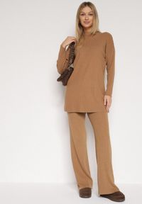 Born2be - Brązowy Prążkowany Komplet Dzianinowy z Bawełną Sweter z Półgolfem i Spodnie Elweda. Kolor: brązowy. Materiał: prążkowany, bawełna, dzianina #1