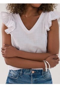 Sinsay - Bawełniana bluzka z falbankami - biały. Typ kołnierza: kołnierz z falbankami. Kolor: biały. Materiał: bawełna #1