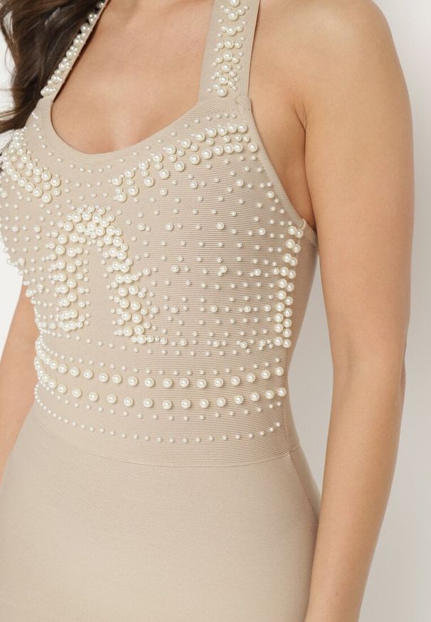 Born2be - Beżowa Dopasowana Sukienka z Wiskozą z Dekoltem Halter i Rozcięciem Zdobiona Perłami Sanithiel. Okazja: na imprezę. Typ kołnierza: dekolt halter. Kolor: beżowy. Materiał: wiskoza. Wzór: aplikacja