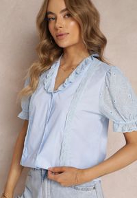 Renee - Niebieska Koszula z Bufiastymi Rękawami i Koronkowymi Wstawkami Rathima. Okazja: na co dzień. Kolor: niebieski. Materiał: koronka. Wzór: ażurowy. Styl: casual