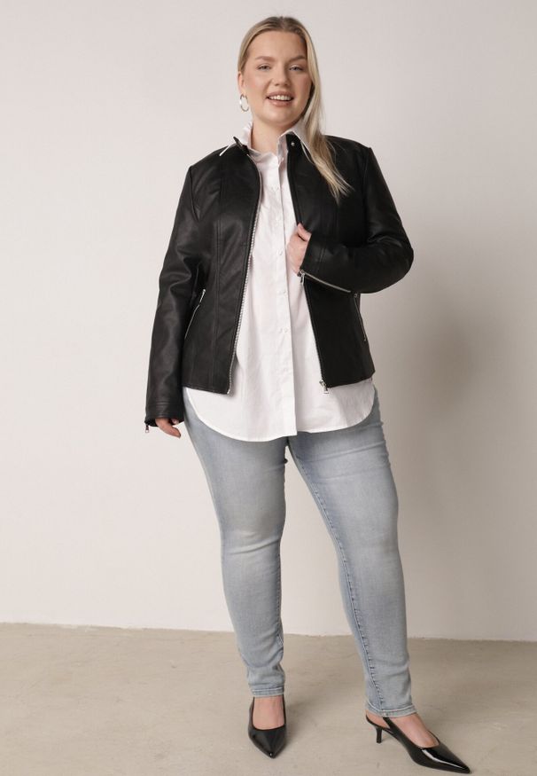 Born2be - Czarna Kurtka Ramoneska o Klasycznym Kroju ze Stójką na Nap Zeaniel. Okazja: na spacer, na co dzień. Typ kołnierza: kołnierzyk stójkowy. Kolekcja: plus size. Kolor: czarny. Materiał: poliester, skóra, jeans. Styl: klasyczny