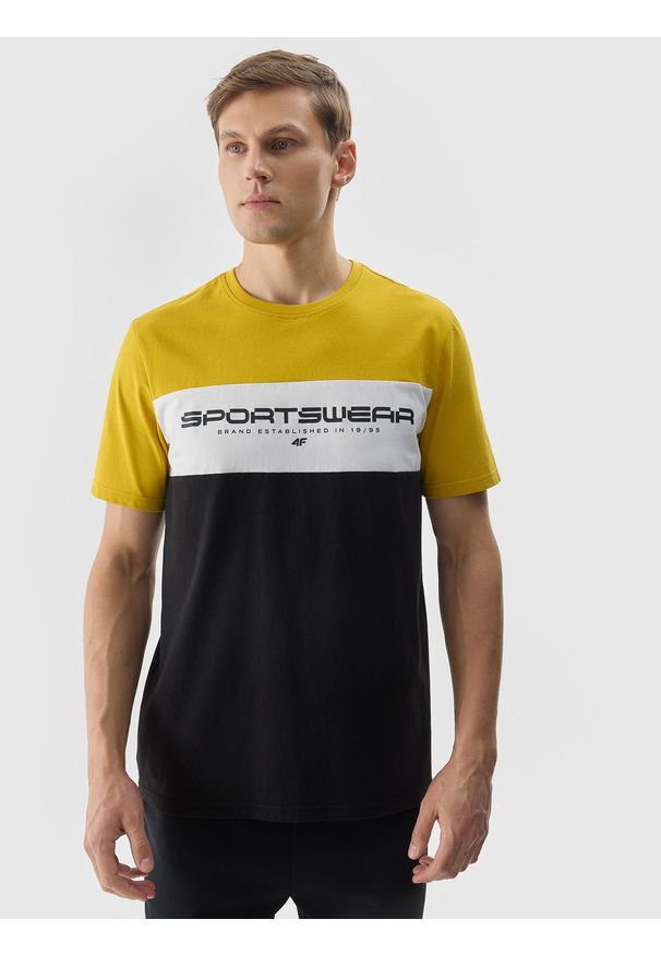 4f - T-shirt z nadrukiem męski - żółty. Okazja: na co dzień. Kolor: żółty. Materiał: dzianina, jersey, bawełna. Długość rękawa: krótki rękaw. Długość: krótkie. Wzór: nadruk. Styl: sportowy, casual, klasyczny