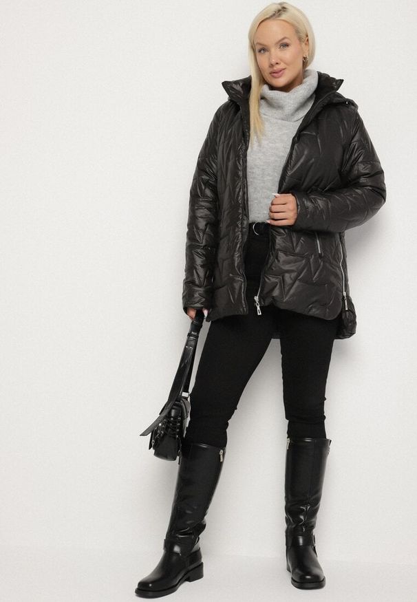 Born2be - Czarna Pikowana Kurtka z Kapturem w Klasycznym Stylu Mallissa. Okazja: na spacer. Typ kołnierza: kaptur. Kolekcja: plus size. Kolor: czarny. Materiał: jeans. Wzór: aplikacja. Styl: klasyczny