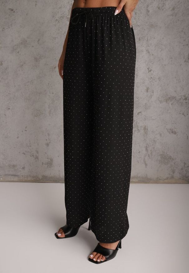 Renee - Czarny Oversizowy Komplet Zdobiony Cyrkoniami T-shirt i Spodnie Arnateia. Kolor: czarny. Wzór: aplikacja