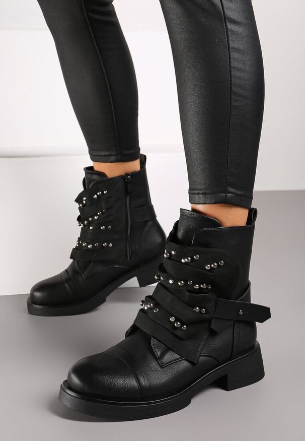 Born2be - Czarne Streetwearowe Botki z Naszywką Nitami i Paskami Rorista. Okazja: na co dzień. Zapięcie: pasek. Kolor: czarny. Materiał: jeans. Wzór: aplikacja. Obcas: na obcasie. Styl: casual, rockowy, elegancki. Wysokość obcasa: średni