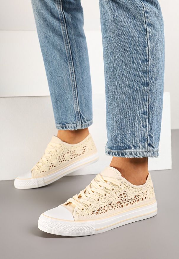 Renee - Beżowe Trampki z Krótką Ażurową Cholewką Paerina. Okazja: na co dzień. Kolor: beżowy. Materiał: len, materiał, jeans. Szerokość cholewki: normalna. Wzór: ażurowy. Obcas: na płaskiej podeszwie. Styl: boho, klasyczny, elegancki, casual