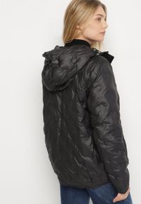 Born2be - Czarna Pikowana Kurtka Przejściowa z Kapturem Arivitte. Okazja: na co dzień. Typ kołnierza: kaptur. Kolekcja: plus size. Kolor: czarny. Materiał: jeans. Styl: casual, elegancki #3