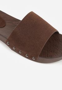 Renee - Brązowe Klapki z Nitami po Bokach Xerxathan. Okazja: na co dzień. Kolor: brązowy. Styl: casual #9