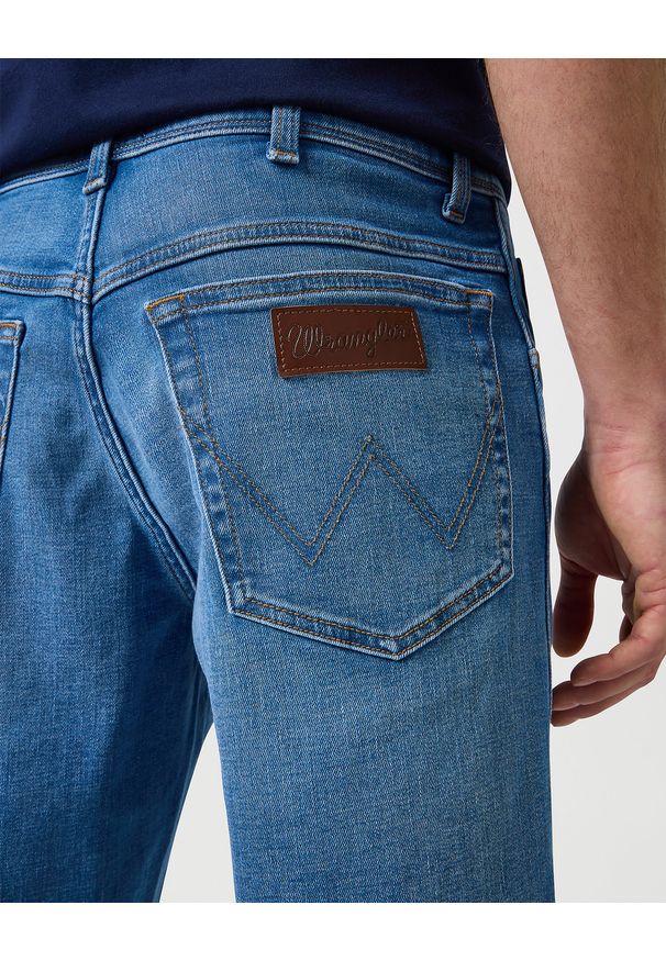 Wrangler - WRANGLER MĘSKIE SPODENKI WRANGLER TEXAS SHORTS SKY WASH 112362314