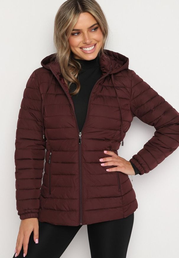 Born2be - Bordowa Pikowana Kurtka z Kapturem i Sznurkami Miviana. Okazja: na spacer. Typ kołnierza: kaptur. Kolor: czerwony. Materiał: jeans. Długość rękawa: długi rękaw. Długość: długie