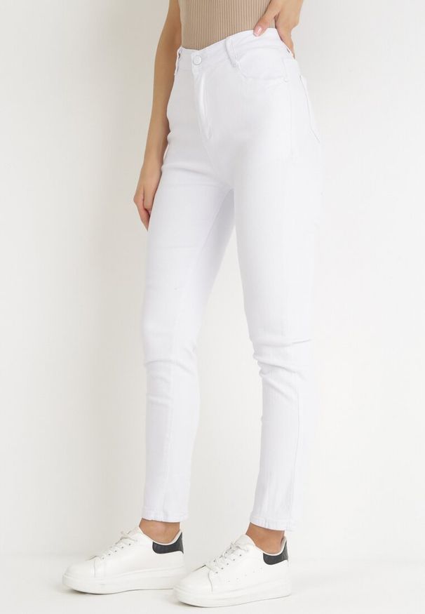 Born2be - Białe Spodnie Slim z Wsuwanymi Kieszeniami Diksha. Kolor: biały