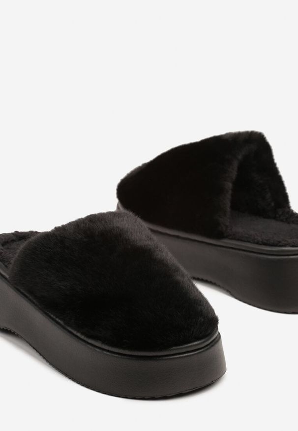 Born2be - Czarne Kapcie Futerkowe Vices na Grubej Podeszwie Rivavia. Okazja: na co dzień, do domu. Kolor: czarny. Materiał: jeans, satyna, futro. Wzór: aplikacja. Styl: casual