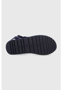 Calvin Klein Jeans sandały YM0YM00352.CFE męskie kolor granatowy. Zapięcie: rzepy. Kolor: niebieski. Materiał: materiał. Wzór: gładki. Obcas: na obcasie. Wysokość obcasa: niski #5
