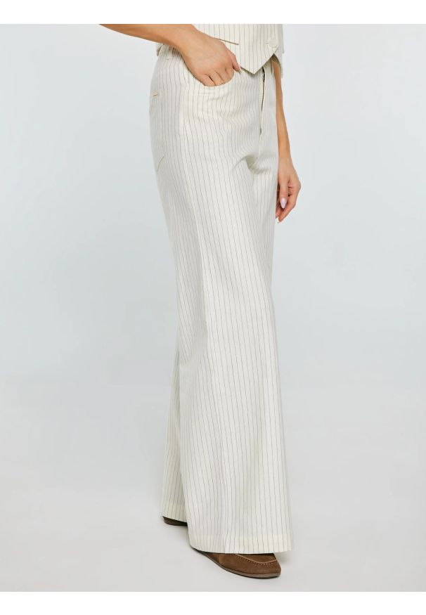 Big-Star - Spodnie damskie lniane z szeroką nogawką w prążek kremowe Kinnisi 102. Stan: podwyższony. Kolor: kremowy. Materiał: len. Wzór: prążki. Styl: wizytowy