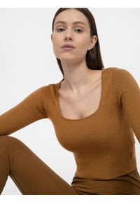 4f - 4F Longsleeve crop-top slim gładki damski XS. Okazja: na co dzień. Kolor: brązowy. Materiał: dzianina, materiał, wiskoza. Długość rękawa: długi rękaw. Wzór: gładki. Styl: casual