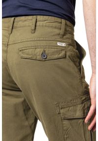 Wrangler - KRÓTKIE SPODENKI WRANGLER CARGO SHORT DUFFLEBAG GREEN W15DVD15U 112126799. Materiał: bawełna. Długość: krótkie. Wzór: moro. Styl: militarny