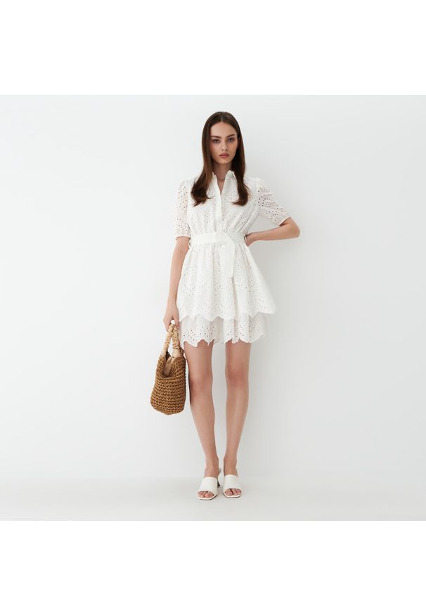 Mohito - Sukienka mini z bawełny - Biały. Kolor: biały. Materiał: bawełna. Długość: mini