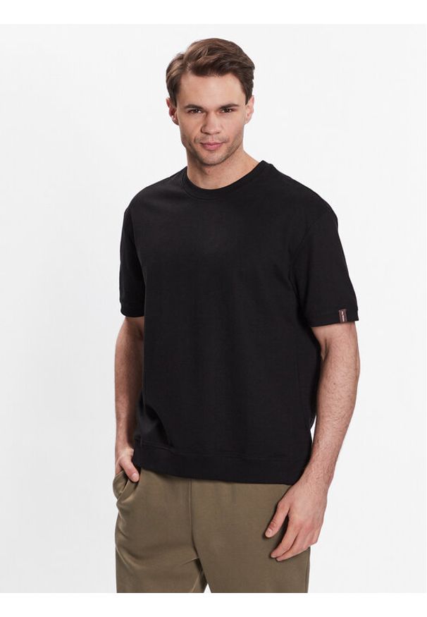 outhorn - Outhorn T-Shirt TTSHM448 Czarny Regular Fit. Kolor: czarny. Materiał: bawełna