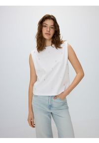 Reserved - Bluzka z ozdobnymi detalami - biały. Kolor: biały. Materiał: dzianina, bawełna #1