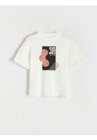 Reserved - T-shirt oversize z nadrukiem - złamana biel. Materiał: dzianina, bawełna. Wzór: nadruk