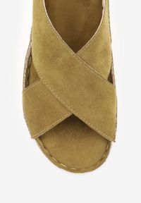 Born2be - Zielone Sandały VICES z Paskami w Kształcie X i Podeszwą z Imitacji Korka Kaphis. Okazja: do pracy, na co dzień. Zapięcie: pasek. Kolor: zielony. Materiał: len. Wzór: paski. Sezon: lato. Styl: wakacyjny, casual #7