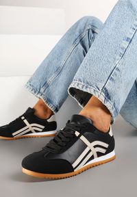 Born2be - Czarne Sneakersy w Stylu Kultowych Tenisówek z Ozdobnymi Przeszyciami Vellexia. Okazja: na co dzień. Kolor: czarny. Materiał: jeans, skóra. Obcas: na płaskiej podeszwie