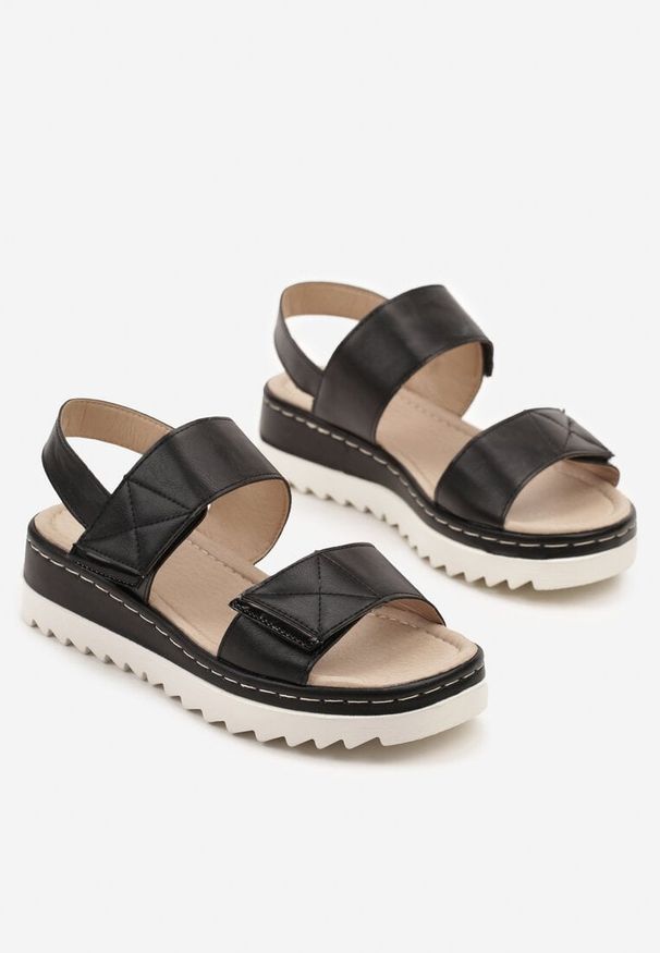 Renee - Czarne Sandały na Koturnie z Tłoczoną Cholewką Folanire. Okazja: na co dzień. Zapięcie: rzepy. Kolor: czarny. Obcas: na koturnie. Styl: elegancki, casual. Wysokość obcasa: średni