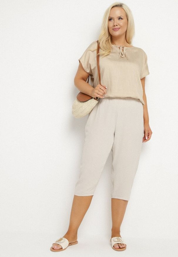 Born2be - Beżowe Spodnie z Gumką w Pasie 7/8 Tenimira. Okazja: na co dzień, na spacer. Kolekcja: plus size. Kolor: beżowy. Styl: klasyczny, elegancki, casual
