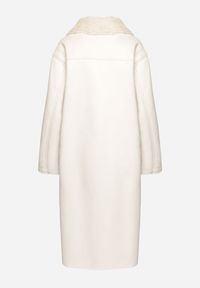 Born2be - Jasnobeżowy Futrzany Płaszcz z Imitacji Zamszu o Jednorzędowym Kroju z Kieszeniami Aletara. Okazja: na co dzień. Kolor: beżowy. Materiał: zamsz, futro. Długość rękawa: długi rękaw. Długość: długie. Sezon: zima. Styl: casual, elegancki #5