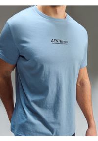 Sinsay - Bawełniana koszulka z napisem - niebieski. Kolor: niebieski. Materiał: bawełna. Wzór: napisy