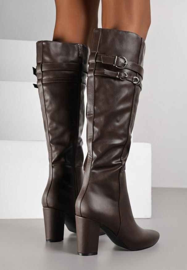 Renee - Brązowe Kozaki do Kolan na Słupkowym Obcasie ze Sprzączkami na Paskach Miobela. Okazja: na randkę. Zapięcie: pasek. Kolor: brązowy. Materiał: futro. Sezon: zima. Obcas: na obcasie. Wysokość obcasa: średni