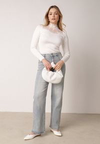 Born2be - Biały Dopasowany Sweter z Półgolfem z Wiskozą Zdobiony Koronkową Siateczką Genna. Kolor: biały. Materiał: koronka, wiskoza. Wzór: aplikacja. Styl: klasyczny #4